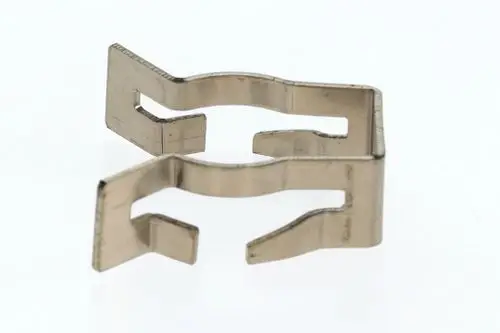 Halteclip aus Metall in Form einer offenen Schlaufe, vermutlich für die Befestigung eines Überströmventils, mit dem Logo oder Schriftzug von Bosch.